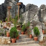 अग्लो ढुङ्गाले तान्यो पर्यटक