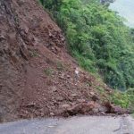 कर्णाली राजमार्गमा पहिरो जाँदा अवरुद्ध