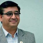 पिआरको लागि लाइन मिच्दै मन्त्री, लाइनमा आउनुस भन्ने गार्डको बिजोग