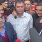 रविलाई अँगालाे मार्दै कृष्णभक्तकाे शुभकामना–तपाईंलाई पूर्ण सहयोग गर्छु