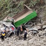 नारायणगढ–मुग्लिन सडकखण्डमा पुलबाट ट्रक खस्यो