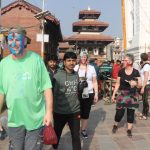 पर्यटकहरू हाेली मनाउदैँ