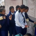 विधार्थीहरू कृषि प्रदर्शनी मेला अवलाेकन गर्दै