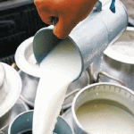 दुधकाे मुल्य बढ्याे,निलाे प्याकेटकाे मुल्य प्रतिलिटर ११ रूपैँयाले बढ्याे