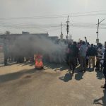 गोलबजारका मेयर श्रेष्ठमाथि आक्रमण, कारवाहीकाे माग गर्दै एमाले कार्यकर्ता सडकमा