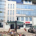 सडककाे काम अलपत्र छाडेकाे भन्दै वीरगञ्ज महानगरले टेलिकम परिसरमै फाेहाेर थुपार्याे