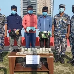 स्राेत नखुलेकाे ५ लाख भारतीय रूपैँया र ५ लाख नेपालीसहित ३ जना पक्राउ