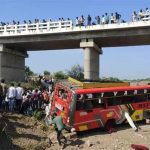 भारतमा यात्रु बस पुलबाट खस्दा १५ जनाको मृत्यु