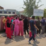 प्रतिष्ठानमा सुत्केरीकाे मृत्यु भएपछि अनुसन्धानसहित क्षतिपुर्तिकाे माग गर्दै पिडितहरू आन्दोलनमा उत्रिए