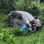 कार र ट्रक एक आपसमा ठोक्किदा बाबुछाेरीकाे मृत्यु