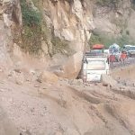 पहिरो खस्दा हेटौँडा काठमाडौँ जोड्ने २ वटा सडक खण्ड अवरुद्ध