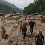 संखुवासभामा गए राति आएको बाढीले बगाउँदा बेपत्ता हुनेको संख्या २१ पुग्याे, एककाे मृत्यु