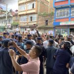 अधिवक्ता शीतललाई कारवाही गर्न माग गर्दै काठमाडौं प्रहरी परिसर कार्यालयमाथि ढुंगामुढा