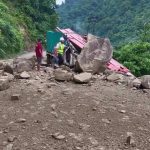 बुटवलबाट पाल्पातर्फ आउँदै गरेको जिपमाथी ढुंगा खस्दा तिन जना घाइते