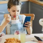 बालबालिकालाई मोबाइल देखाएर खाना खुवाउने??