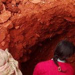 माटो बेचेर दशैं खर्च जोहो गर्देछिन एक महिला