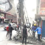 बानेश्वर क्षेत्रका जथाभाबी तार हटाउँदै महानगर प्रहरी