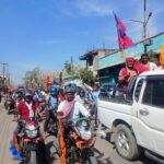 राजविराजमा ‘राजा आउ देश बचाउ’ नारा लेखिएको ब्यानर फहराइदै