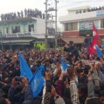 कैलाली-कञ्चनपुरमा बालेनः गितार बजाउँदै गीत गाए, उम्मेदवारसँग गफिए