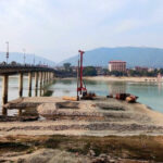 नारायणी नदीमा नयाँ पुलको जग राख्ने काम धमाधम