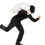 कपडा सुकाउन छतमा गएको मौका छोपी गरगहना कति करोडकाे चोरी ?