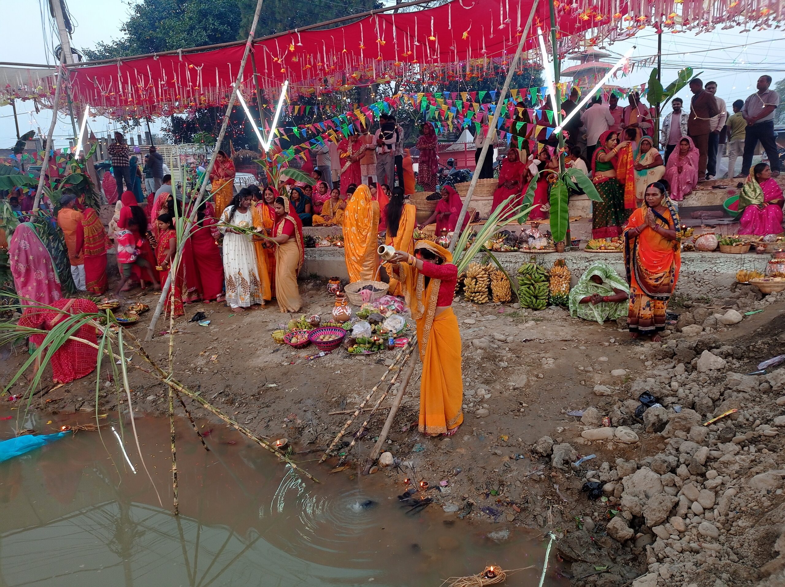 उदाउँदै गरेको सूर्यलाई अर्घ्य दिएसँगै चैते छठ पर्व सम्पन्न