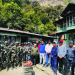 निर्वाचन कर्मचारी पुगे लाङटाङ