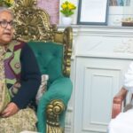 पितृ शोकमा रहेका ओलीलाई भेट्न पुगिन् प्रधानमन्त्री कार्की