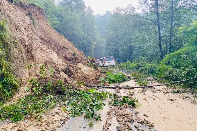 देशभर बाढी–पहिरोको वितण्डता : विभिन्न जिल्लामा जनधनको क्षति, सडक र पुल अवरुद्ध