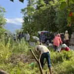 आफ्नो गाउँ सफा गर्न आफैँ जुटे युवा