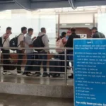 आशीर्वाद थाप्ने साइतमा पनि राहदानी बोकेर विमानस्थलतिरः दशैँमा पनि रोकिएन युवा पलायन