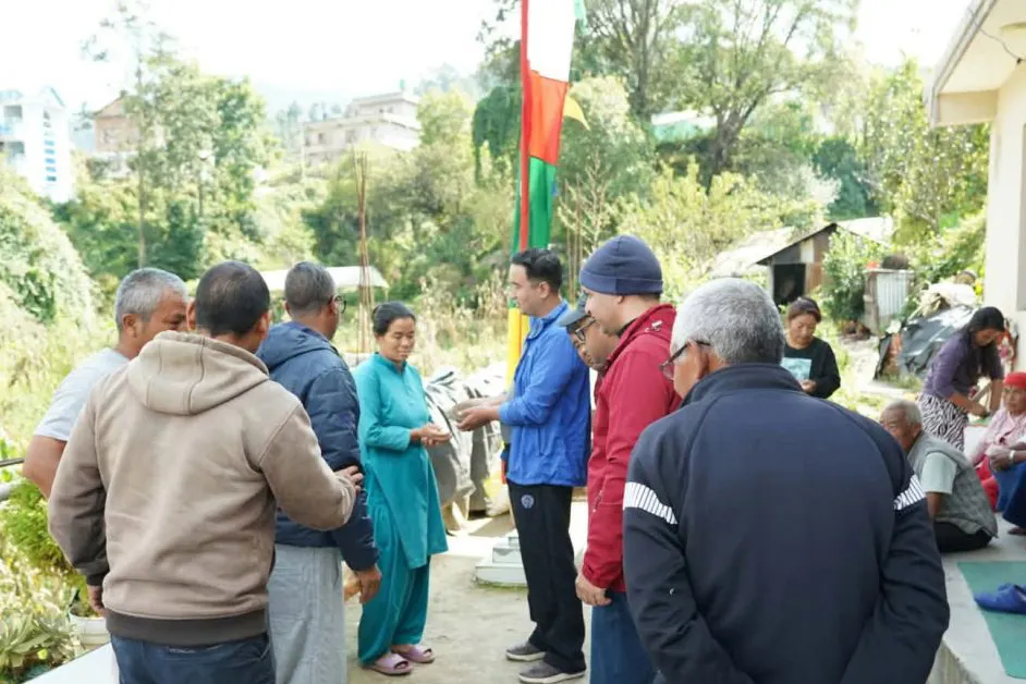 भोटेकोशीमा बेपत्ता रामेश्वरका परिवारलाई सहपाठीको सहयोग