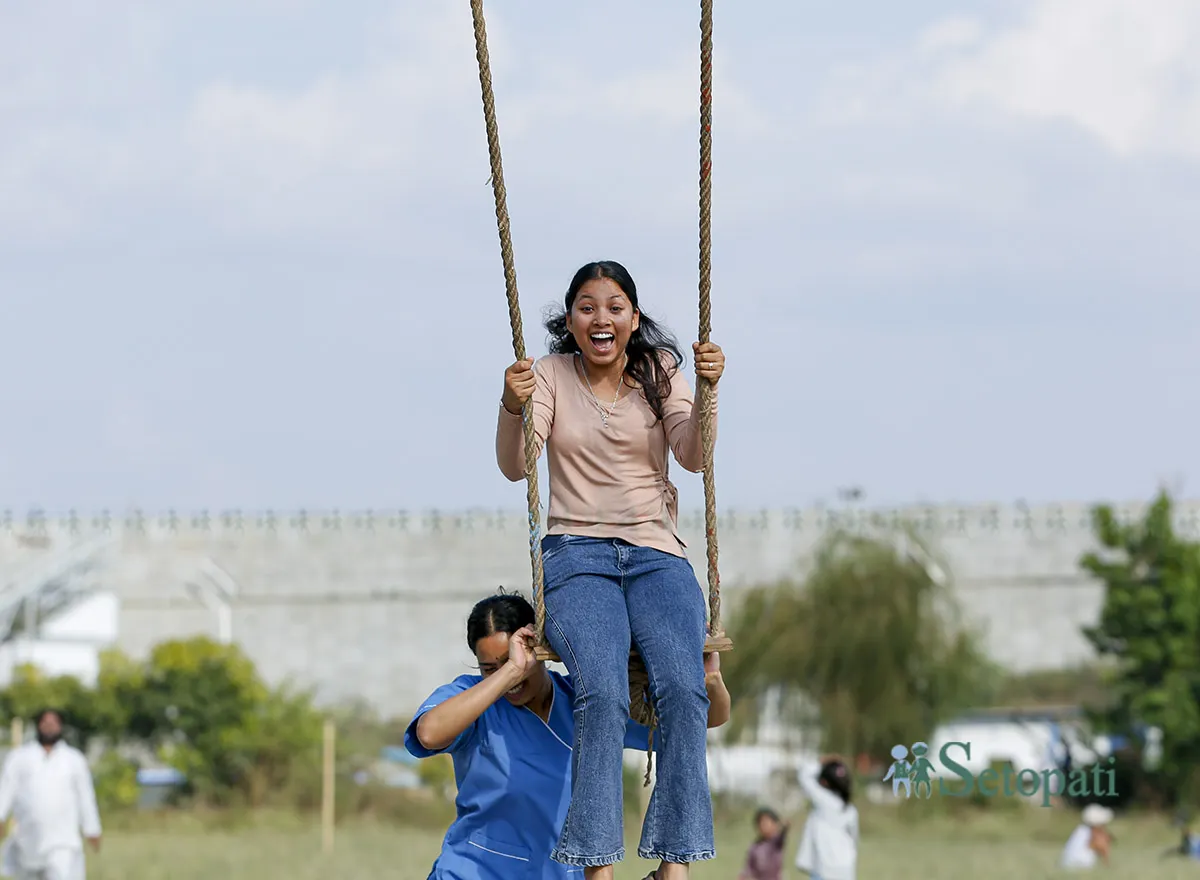 दसैंको रौनकसँगै तिनकुनेमा लिंगे पिङको रमाइलो (तस्बिरहरू)
