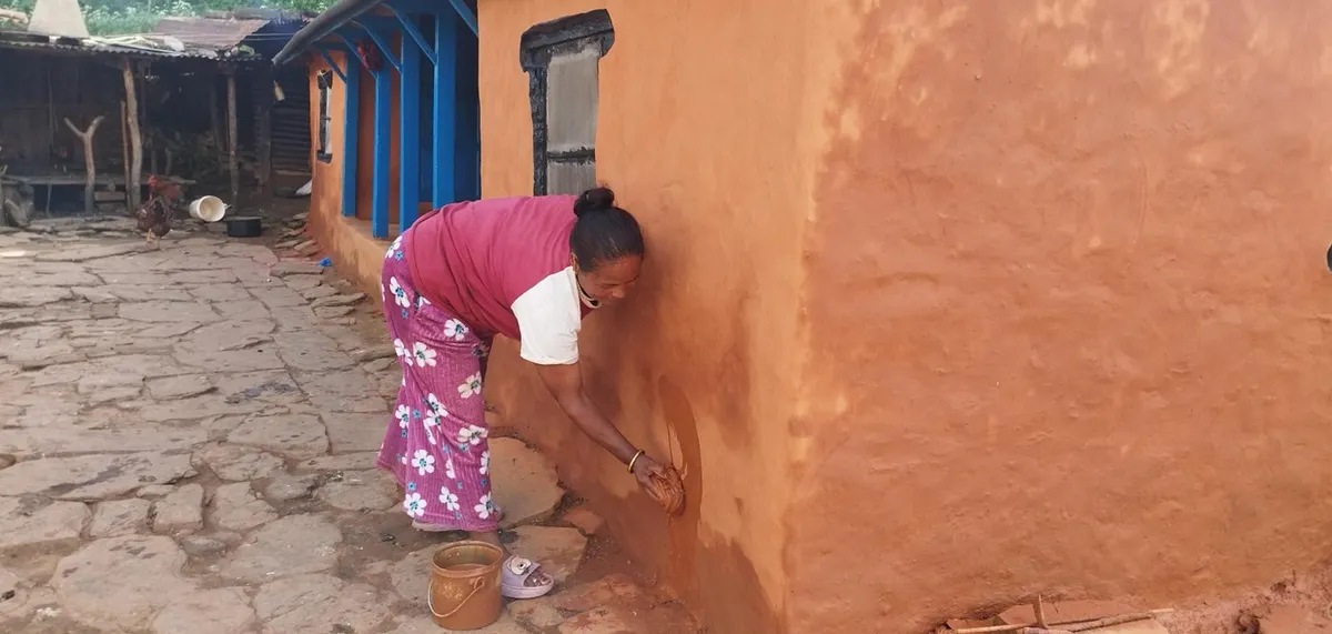 दसैँको रौनकसँगै हराउँदै रातो माटो र कमेरोको संस्कृति